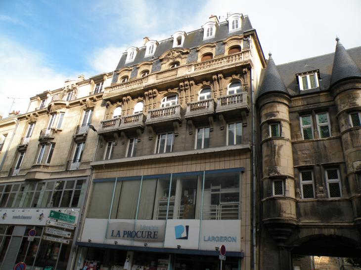  façade d'immeuble avec balcons en pierre, rue Carnot